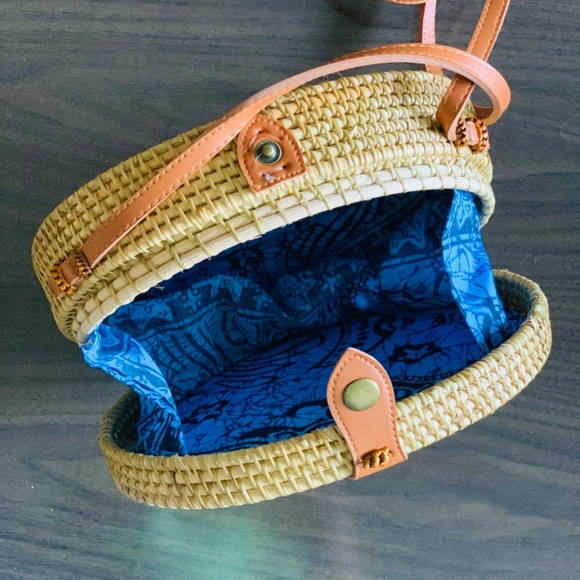 Handwoven Rattan Straw Weave Crossbody Bag - Picture 3 of 3